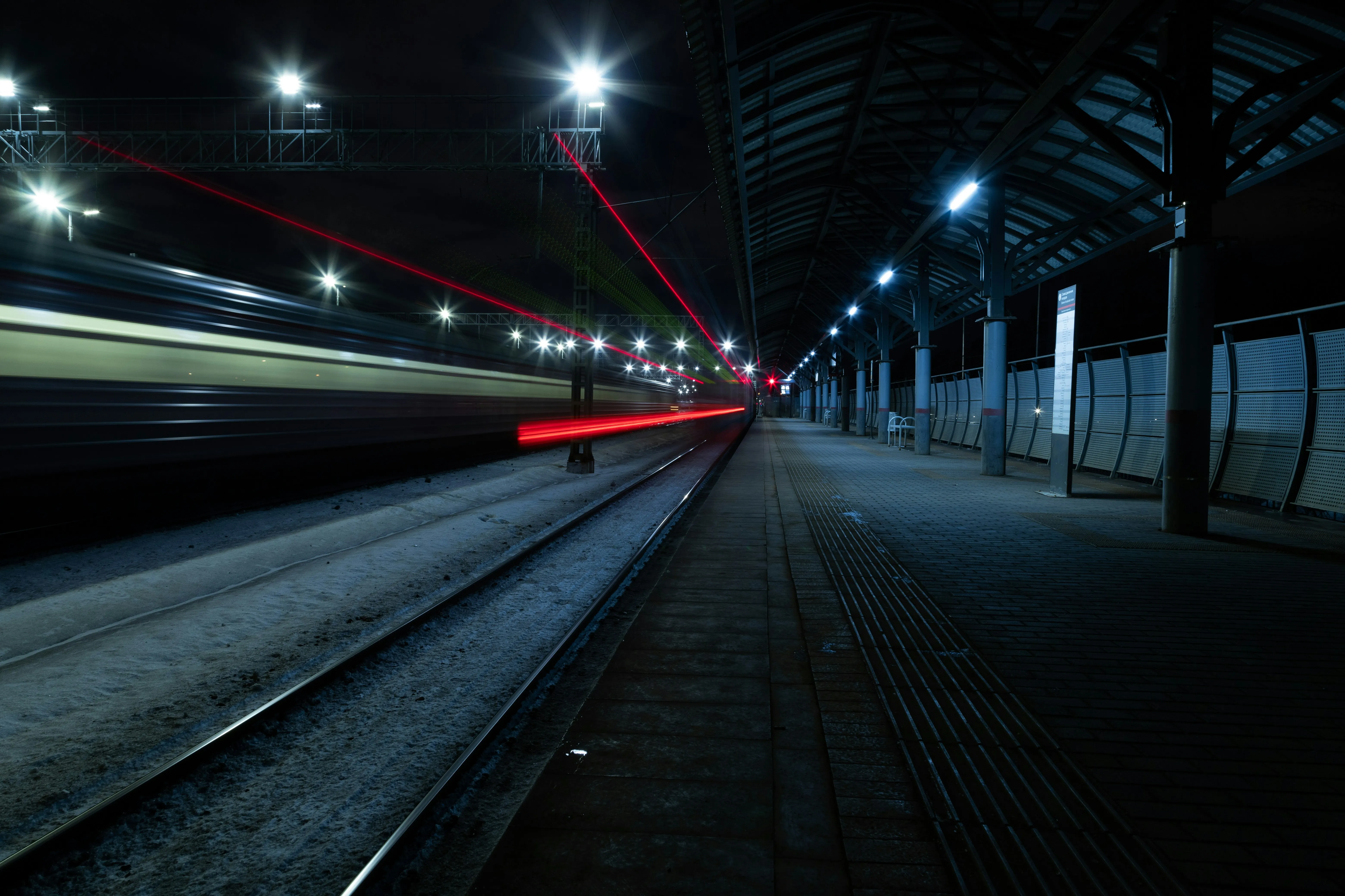 Photo longue exposition d’un train de nuit.